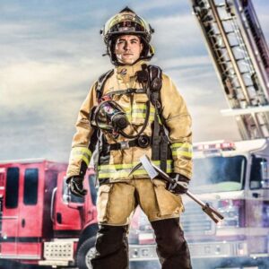 Foto de bombero con uniforme contra incendios