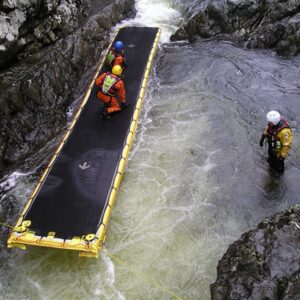 Rescatistas usando plataforma Airtrack en el mar