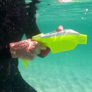 Rescatista usando sonar portatil de busqueda para rescate acuatico